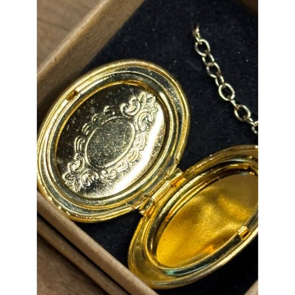 Vintage Gold-Tone Oval Locket Necklace With Chain - Picture 1 of 7